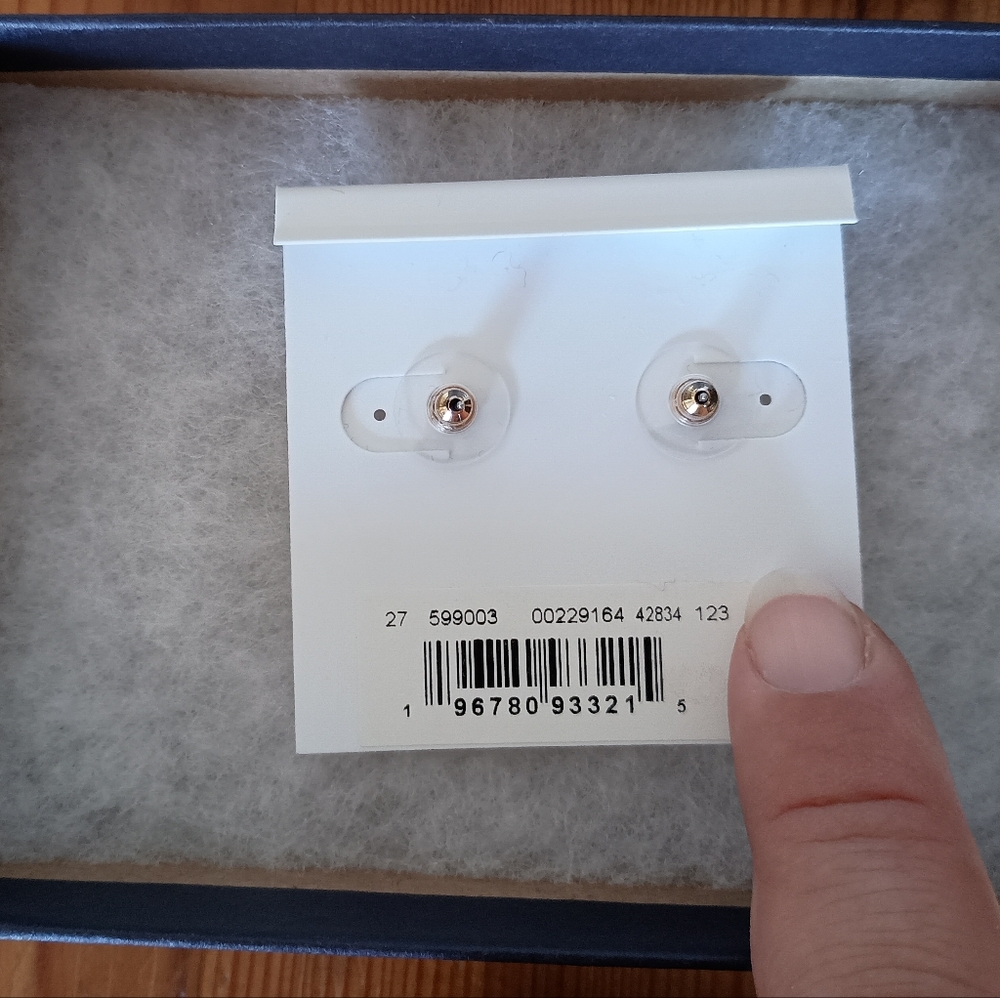 NIB Brooks Brothers Elegant Gold Tone, Crystal, and Pearl Earrings - Picture 3 of 7